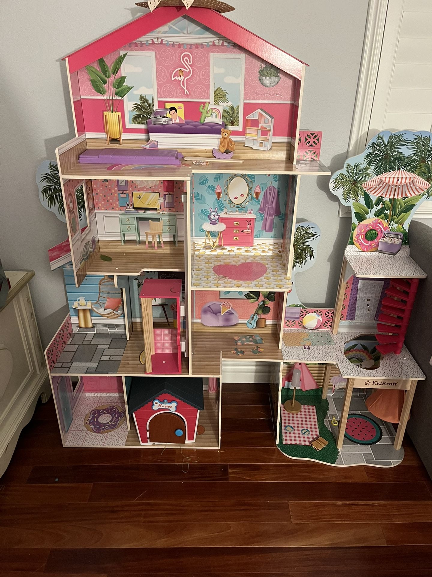 Free Dollhouse