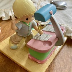 Precious moments  Figurine 