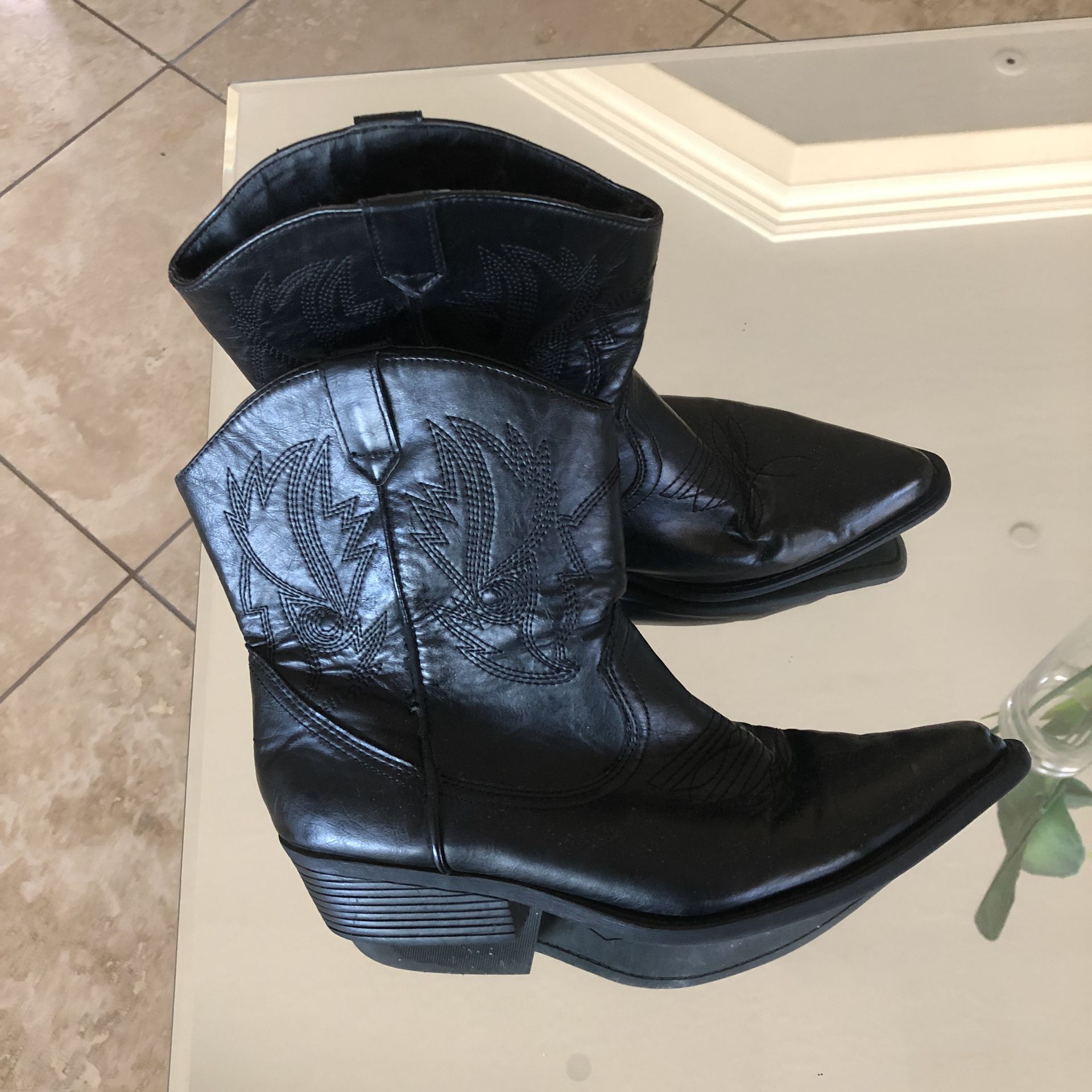 Kohl’s women black faux leather cowboy boots size 10