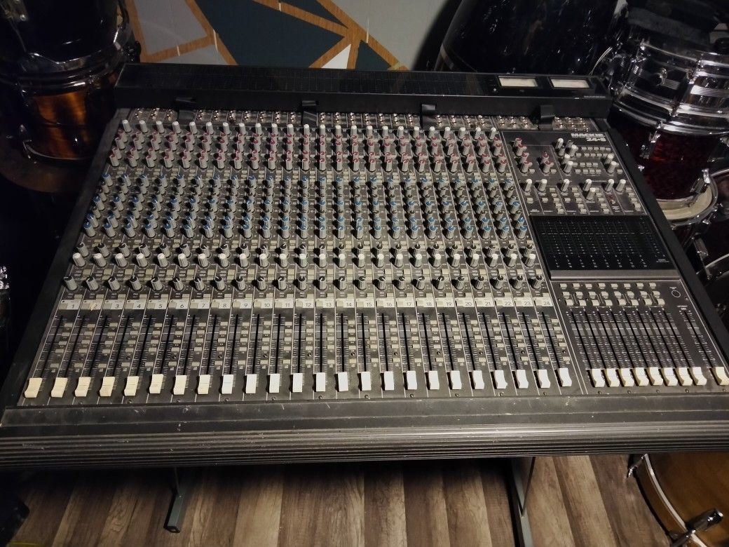 Mixer Board Mackie Mixing Console