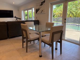 (4) Beautiful Dining Room Chairs Like New
