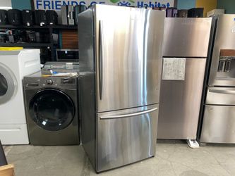 HISENSE 17.1 cu.ft. Refrigerator Freezer Model # HBM17158SS