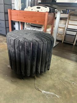 Cozy Charcoal Round Pouf Ottoman – Faux Fur Foot Stool with Black Metal Legs, Portable Seat & Foot Rest for Living Room, Bedroom,