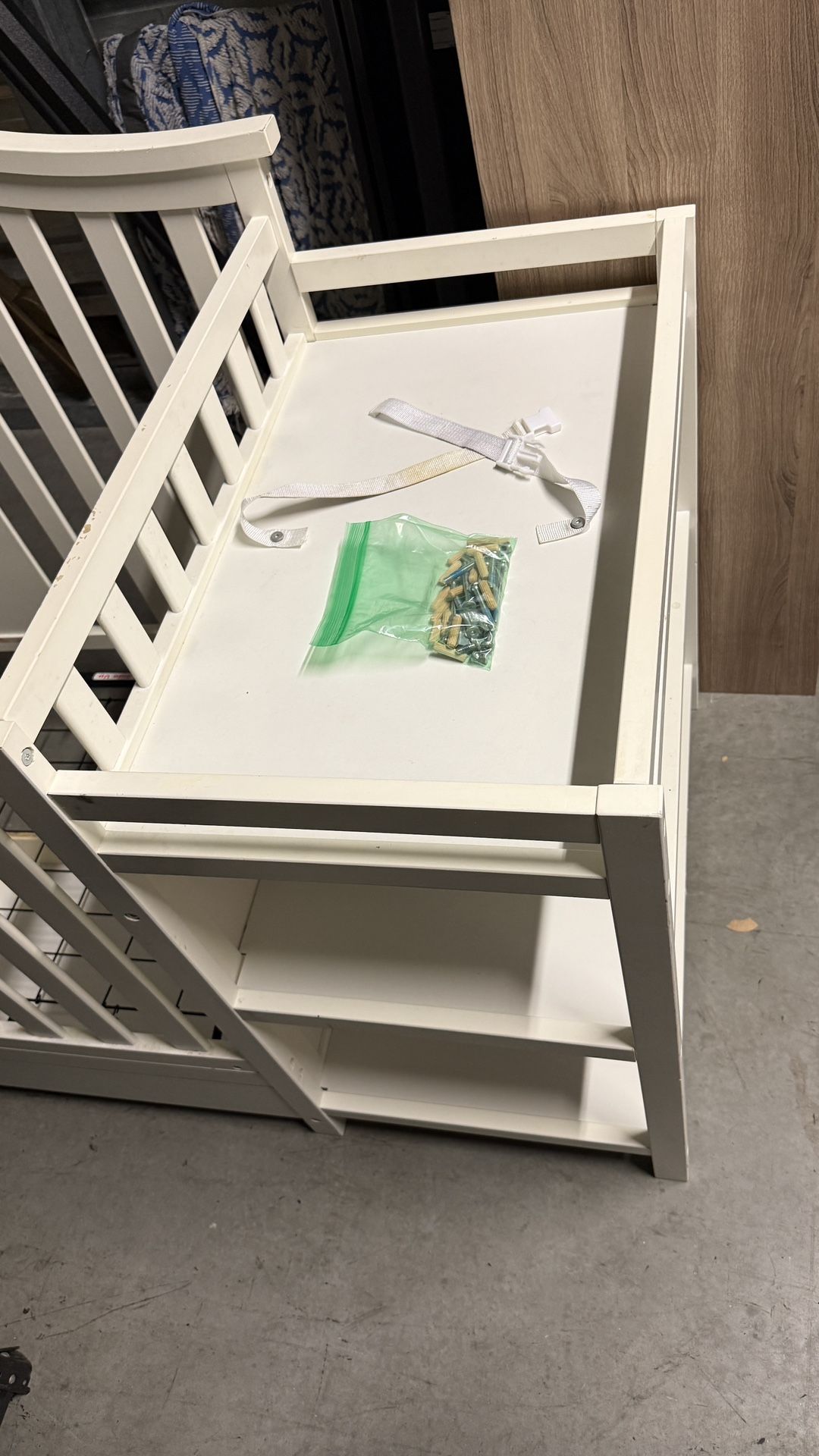 Graco Solano 4 in 1 Convertible Baby Crib w/ Attached Changing Table – White