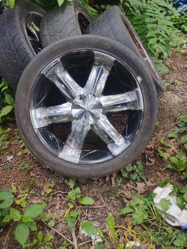 23-in Rims They Have Spray Paint On Them