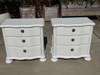 2 Large REFINISHED “white dove 🕊️Universal nightstands+dovetail drawers+new hardware $599 CAN DELIVER!