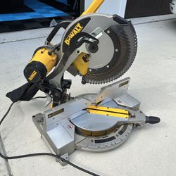 Dewalt 15 Amp Corded 12 in. Double-Bevel Compound Miter Saw