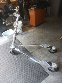 Carving scooter