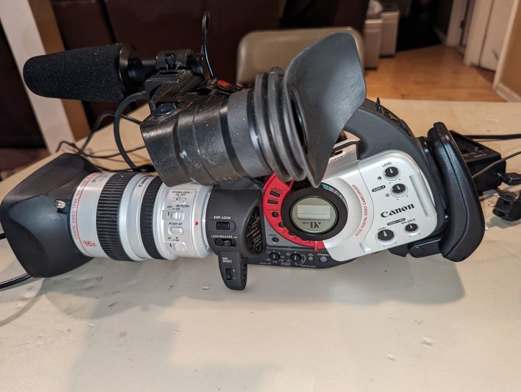 Video Recorder - Canon XL 1s. Mini DV Camcorder with Bundle Accessories