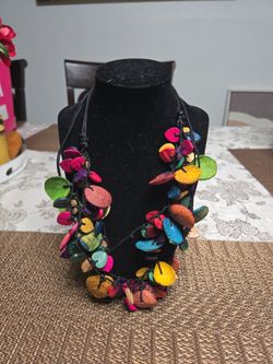 HANDMADE COLLAR , FROM MÉXICO  , BRAND NEW  . BEATIFUL  FOR SUMMER TIME  .I SELL VERY CHEAP  , IT NOT MY STILO .