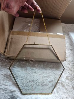 Hexagon Gold Glass Hanging Picture Frame. Marco de fotos colgante hexagonal de vidrio y dorado