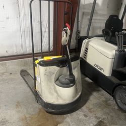 Crown electric pallet jack (walkie rider