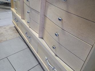 Vintage Bassett Nine-Drawer Dresser with Horizontal Mirror