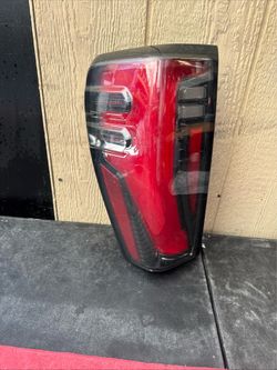 2024 2025 GMC SIERRA 2500/3500 LEFT SIDE TAIL LIGHT OEM USED