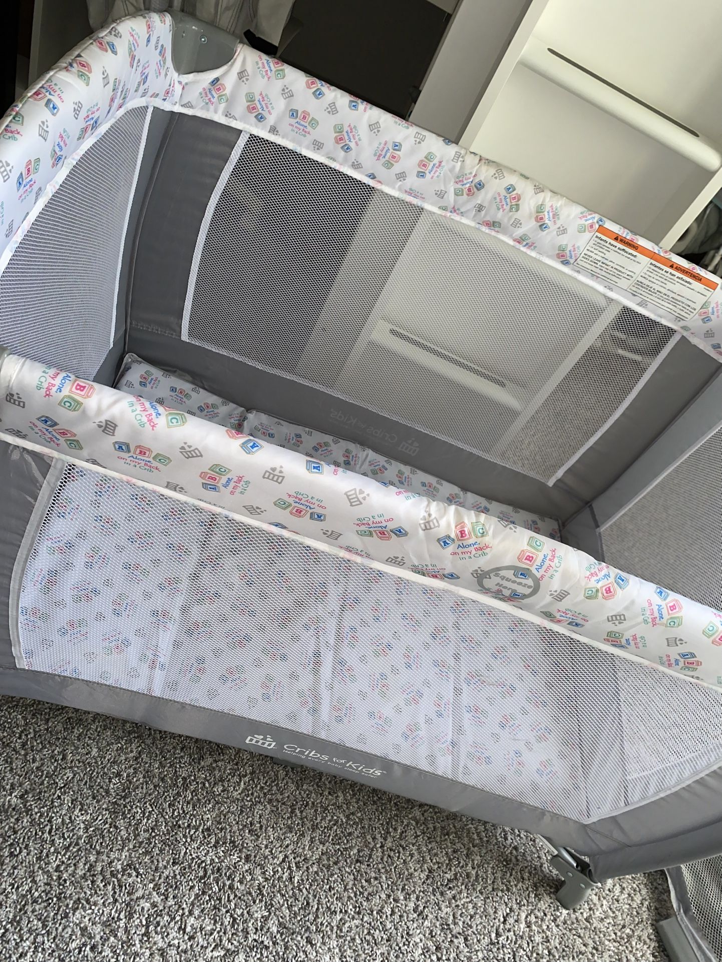 Lightly Used Portable Bassinet Great for Travel!