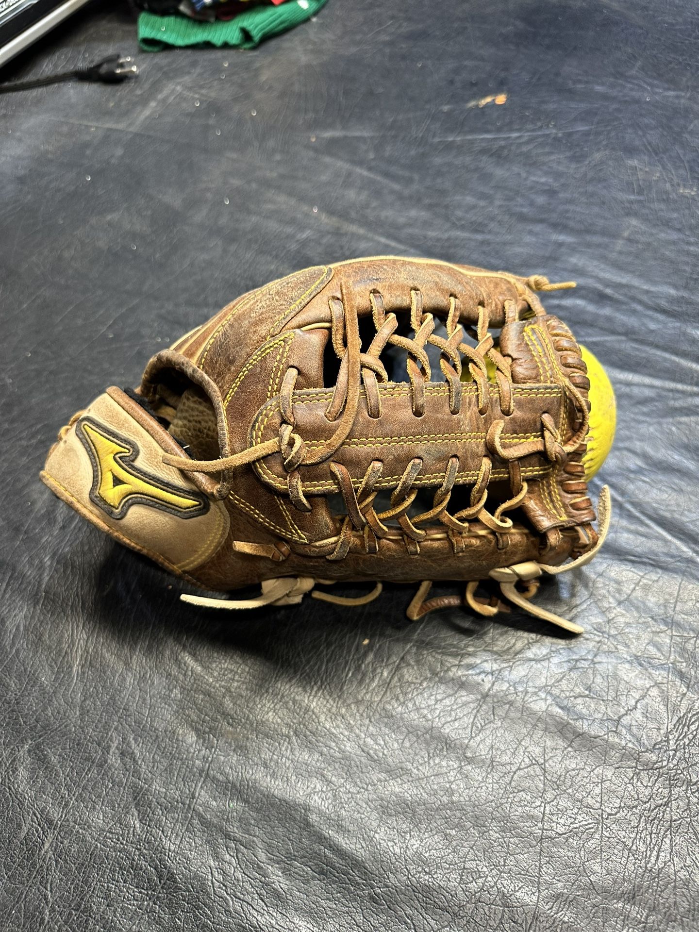 Mizuno Glove