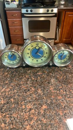 Nice heavy stainless steel pottery barn 3clock zone clock works good AA BATTERIES