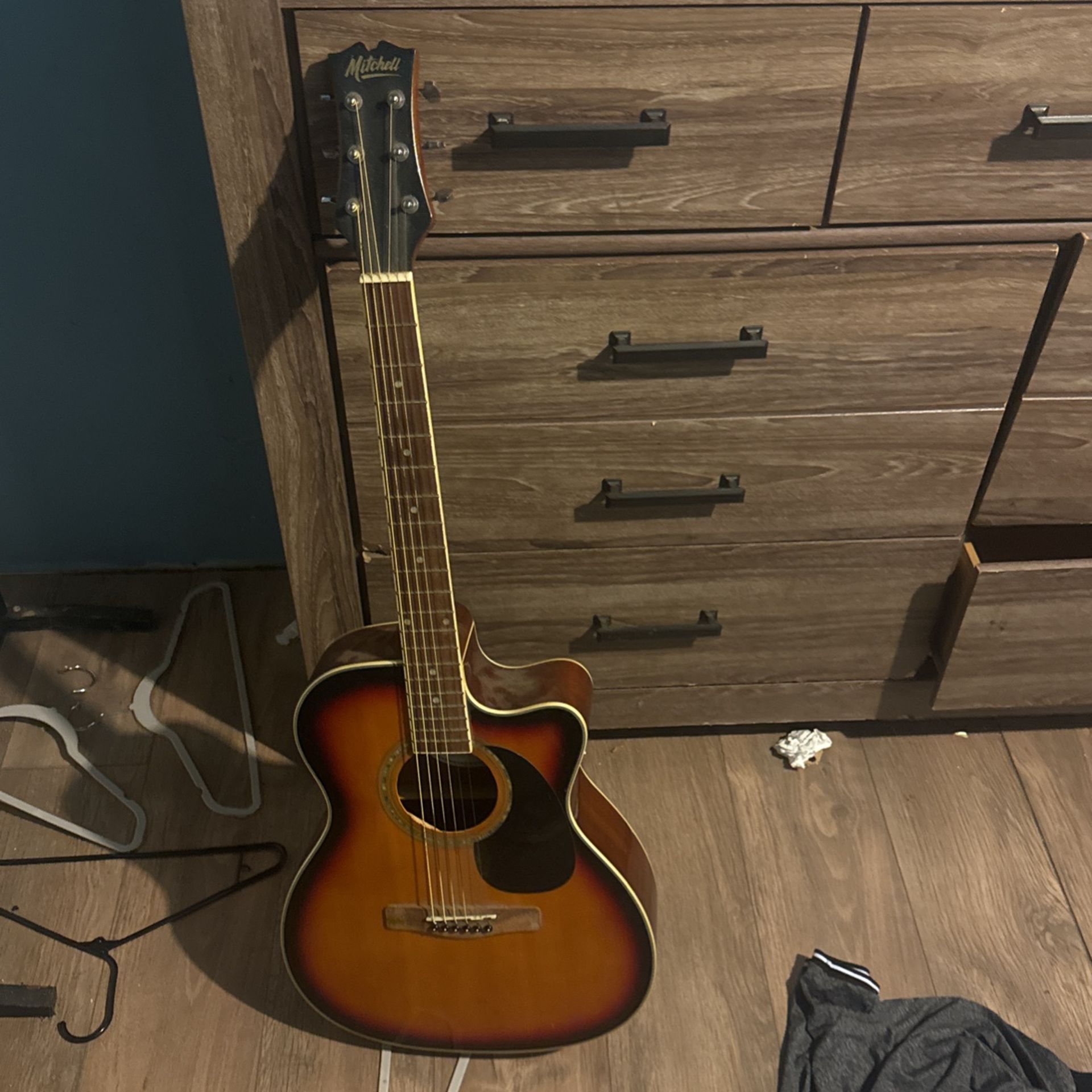 Acoustic Guitar Mitchell