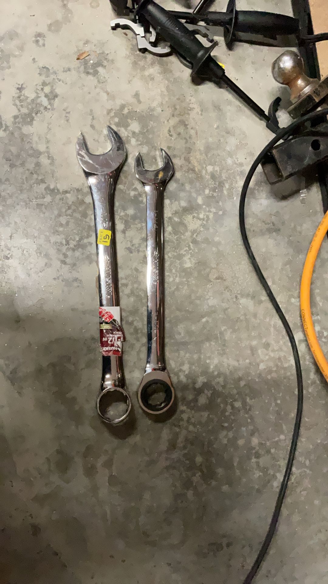 I Have 2 Wrench 1-1/2 And 1-1/4 Ratchet Wrench(husky)