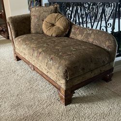 🔥👀🔥Chaise Lounge, Fainting Couch, Beautiful Hand Carved Accents