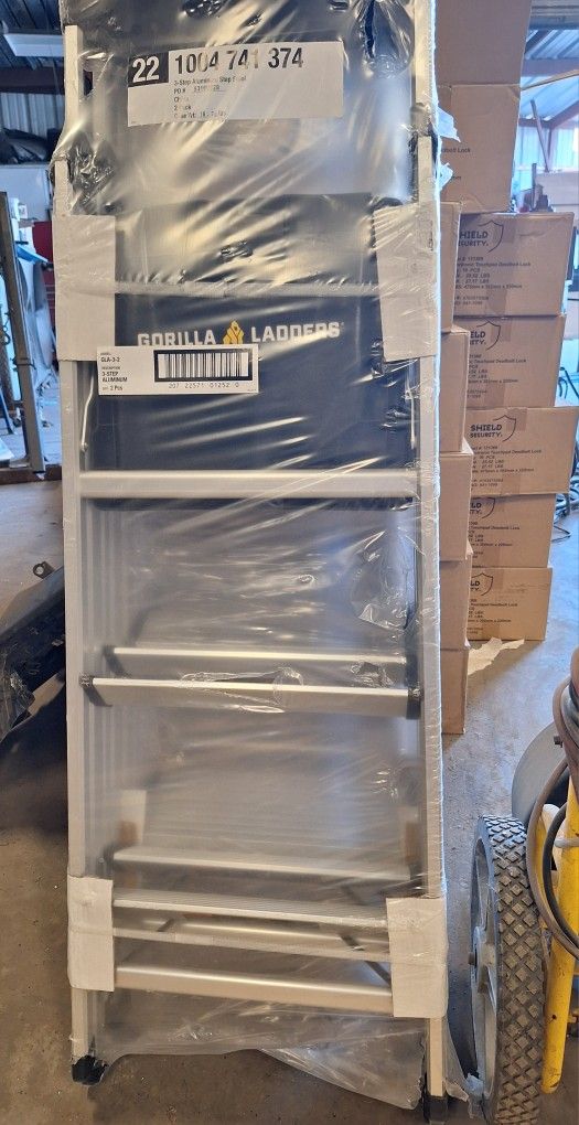 Gorilla Ladders
3-Step Aluminum Step Stool Ladder, 250 lbs. Type I Duty Rating (9ft. Reach Height