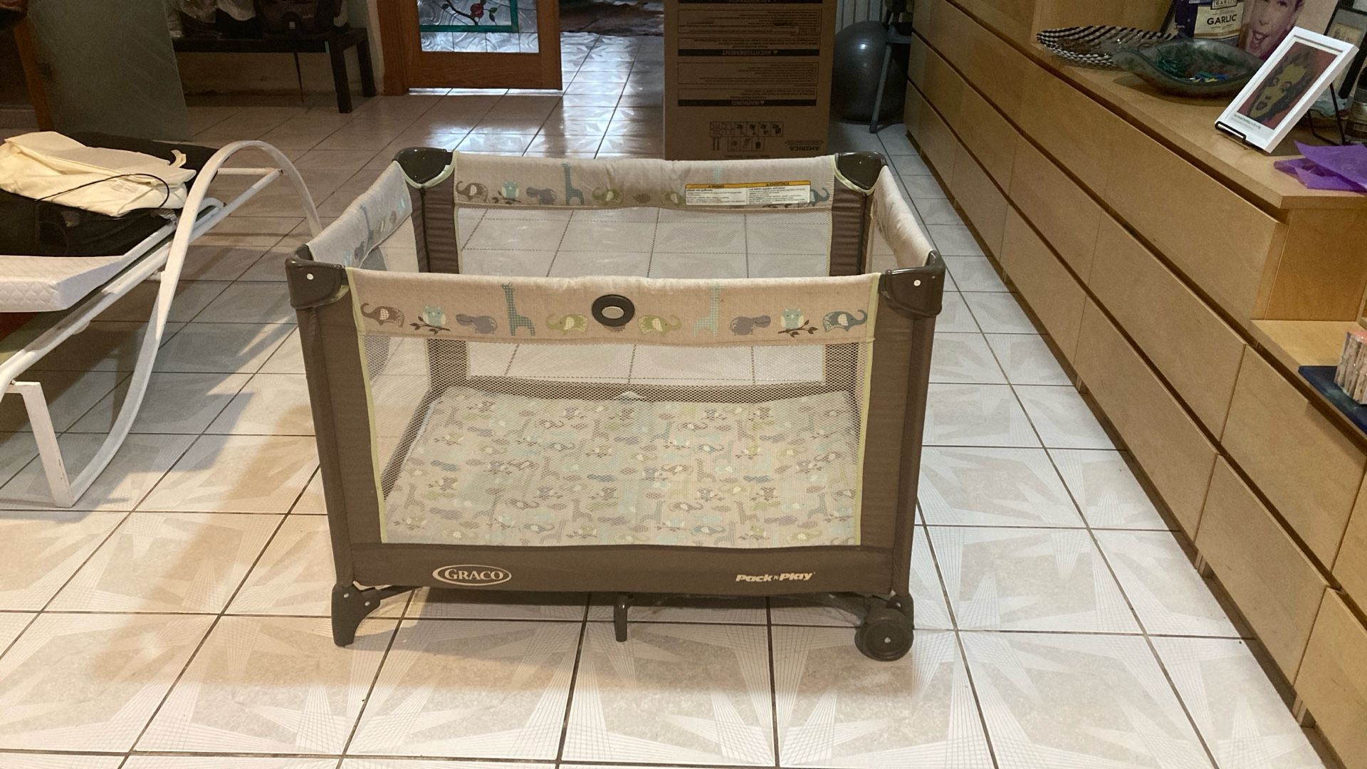 Graco Play pan With Mat