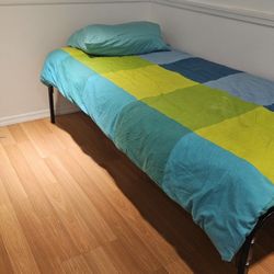 Single Bed with Mattress – Sturdy Metal Frame – Great Condition!