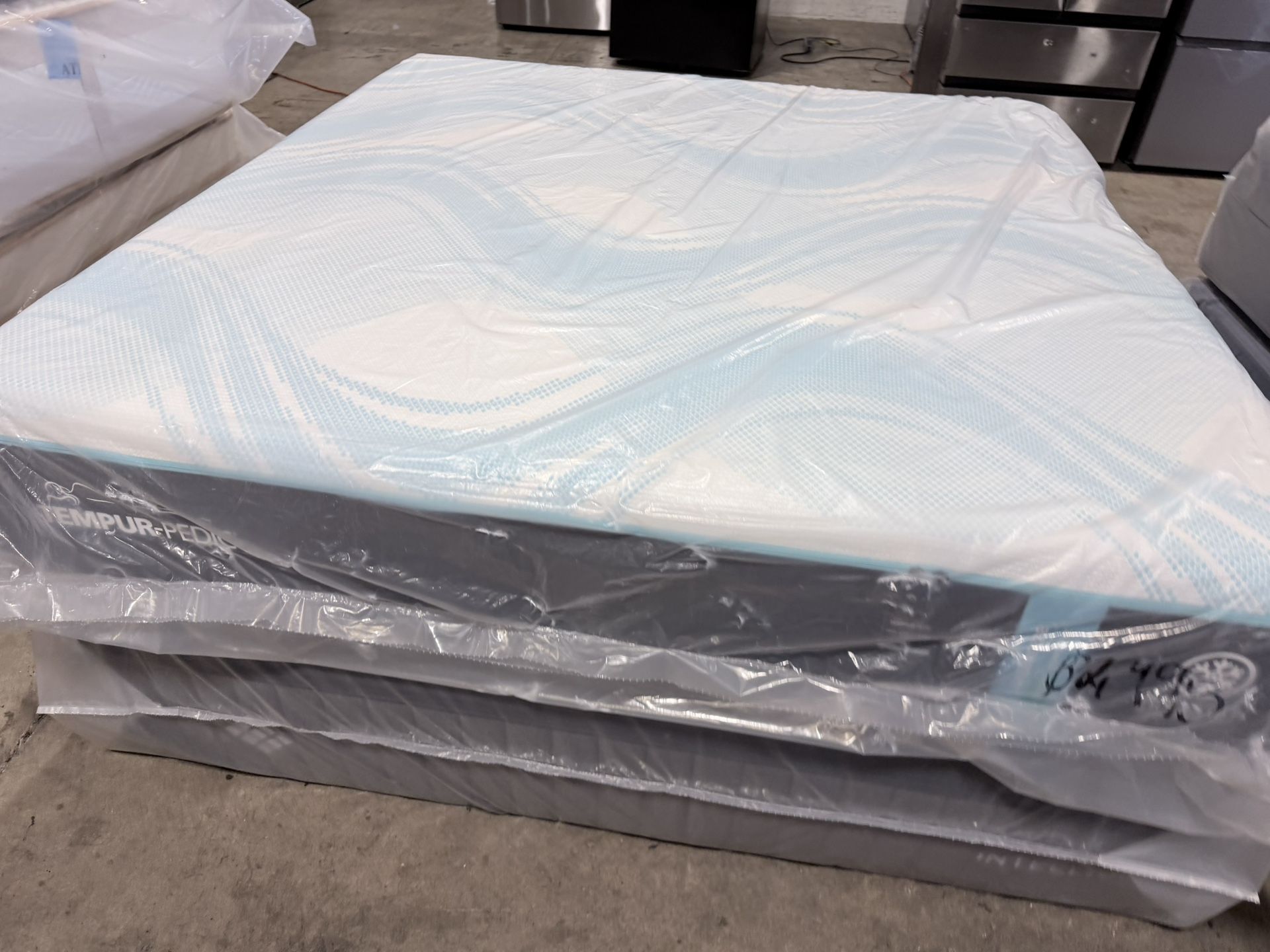OUTLET STORE 💢King Mattress Tempurpedic LuxeBreeze Medium Hybrid 💢 10 Degrees Cooling 