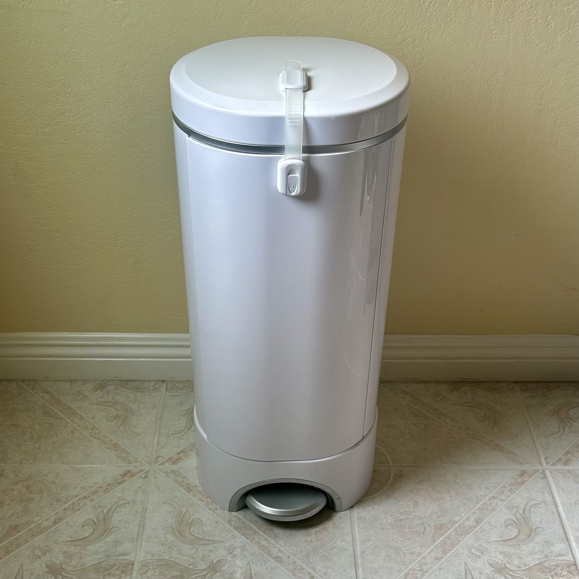 Munchkin STEP Diaper Pail with Removable Child Latch
