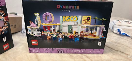 LEGO Ideas BTS Dynamite Model Kit for Adults 7 Minifigures K-pop Band RM Jin, SUGA, J-Hope, Jimin