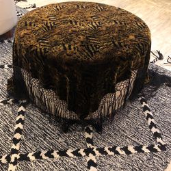 Velvet shawl in animal print.