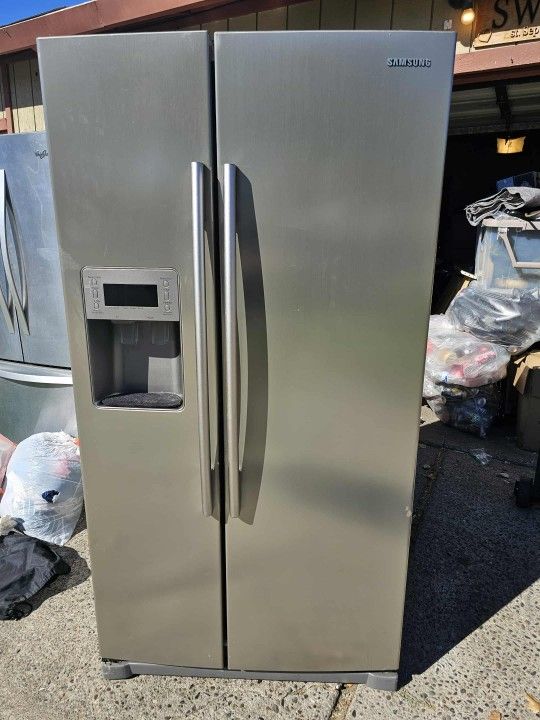 Samsung Stainless Steel Side By Side Refrigerator With Freezer. Has Water And Ice Maker. Plugged In Now And Works Perfect.