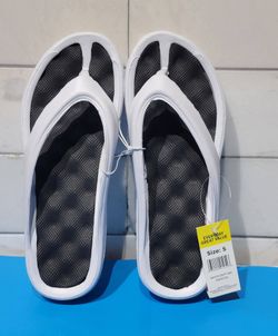 Women's Flip-flops $2 (One Available In Size Small 5-6)