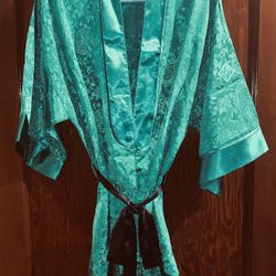 VICTORIA’S SECRET WOMENS SEXY LOUNGING WEAR EMERALD GREEN ONE SIZE FITS ALL OPEN BOX UNUSED SMOKE & PET FREE ENVIRONMENT  IMPRESSIVE ROBE