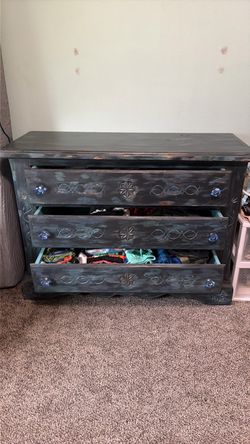 Three drawers dresser