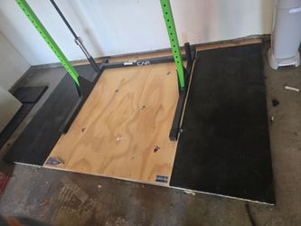 Custom deadlift platform and deadlift assist bar