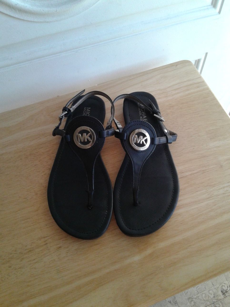 GENTLY USED MICHAEL KORS SANDLES SIZE 9 I ONLY WORE A FEW TIMES PLEASE SEE PICTURES 25.00 FIRM CASH ONLY NO HOLD APP