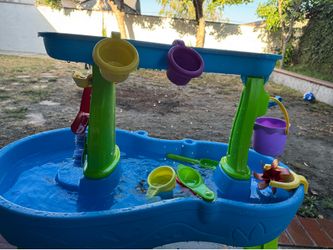 Step2 Water Table with Accessories – Great Condition!