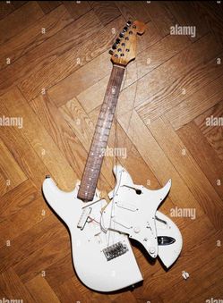 *WANTED* Broken Guitars And Tube Amplifiers