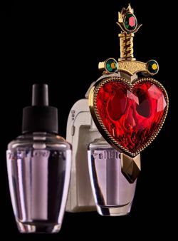 Beautiful Exclusive!©️Disney VILLAINS BATH & BODY WORKS♥️🪞🗡👑EVIL QUEEN👑🗡🪞♥️ Pierced Heart Light-up wallflowers plug