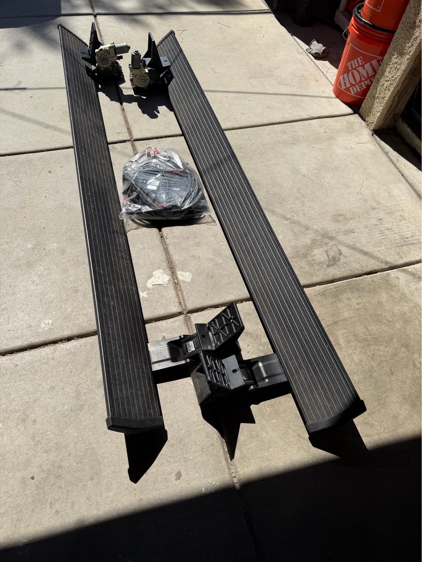 AMP RESEARCH Power side steps barely used