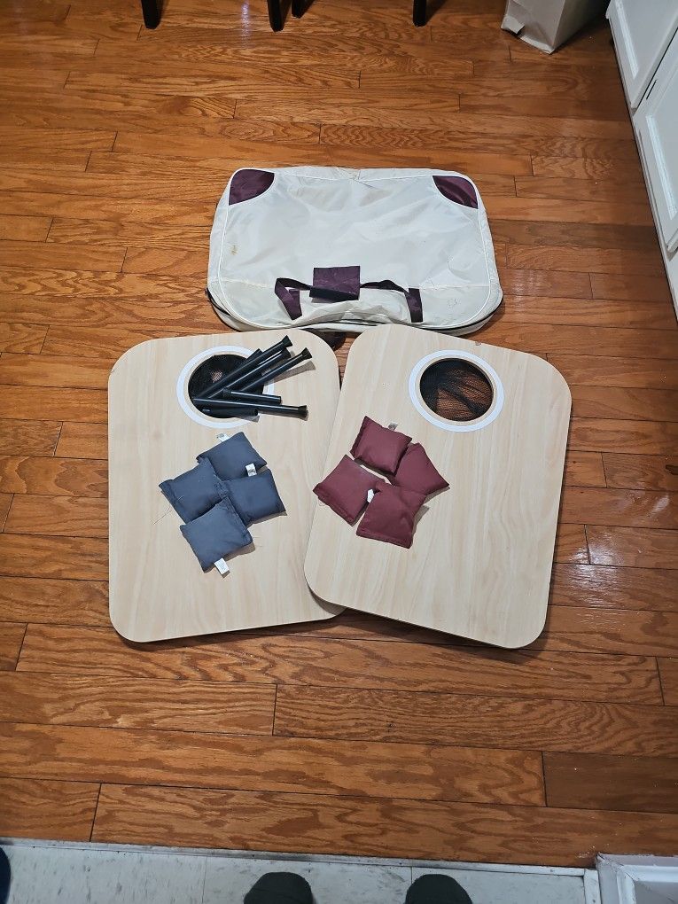 PORTABLE CORNHOLE SET