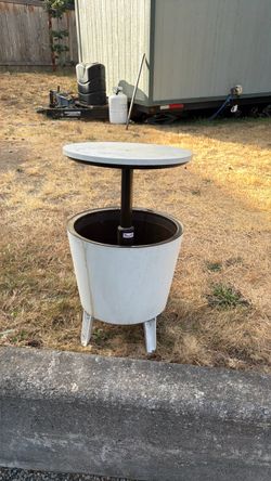 Free deck cooler / table needs good cleaning