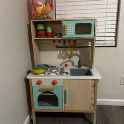 Toy kitchen