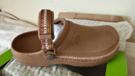 Crocs Crafted Vgn Suede Stitch Clog Suede Brown Adjustable Strap Sz 8 NWB LOOK.