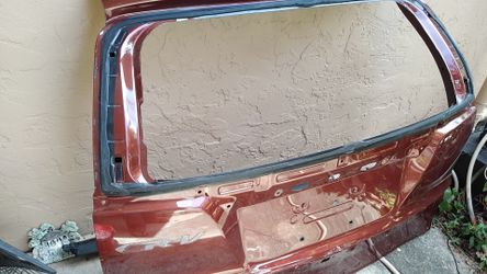 2015 Honda CR-V _LV,tail gate.needs repairs in left side.