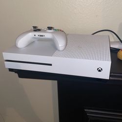 Xbox One 1TB Console With One Controller 
