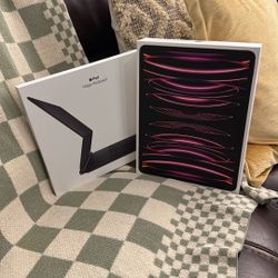 iPad Pro 6th Generation w/Magic Keyboard-Wi-Fi 256. Gb 