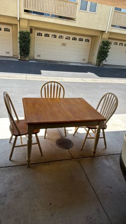 Extendable Dinner table and 3 chairs