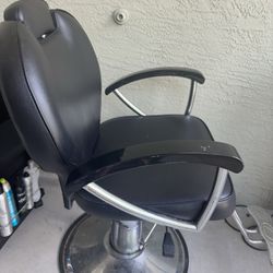 2 Chairs 1 Portable washes heads